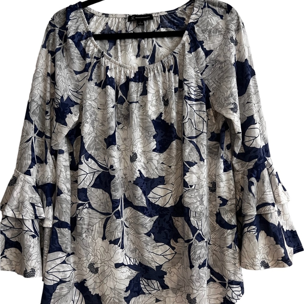 INC Internationals Cute floral Peasant top size Large